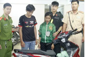 CSGT chặn giữ đôi nam nữ cướp giật chạy từ quận 4 sang quận 1