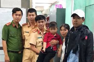 CSGT phát loa tìm người thân bé 5 tuổi bị lạc khi xem pháo hoa