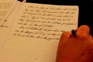 Những dòng chữ Việt của nhiều tổng lãnh sự trong sổ tang