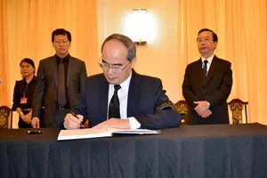 Dòng người vào viếng nguyên Tổng Bí thư Đỗ Mười tại TP.HCM