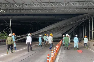 Xác định chủ chiếc xe tải tông sập giàn giáo hầm Thủ Thiêm