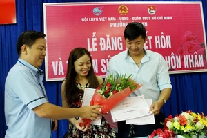 Vợ chồng trẻ rạng rỡ trong buổi lễ đăng ký kết hôn tại phường