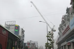  TP.HCM: Cần cẩu 20m vắt vẻo ngang đường giữa trời mưa lớn