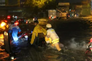 CSGT TP.HCM bì bõm giúp dân thoát khỏi vùng ngập