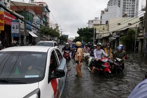 Xe cứu thương bì bõm giữa dòng nước gần Bến xe Miền Đông