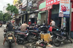 Dân TP.HCM ùn ùn đẩy xe đi sửa vì chết máy