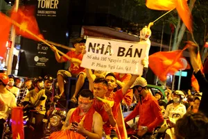 Những biển hiệu “lạc loài” trong cuộc bão “Việt Nam vô địch“