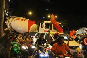 Nửa đêm, dòng container, xe bồn kẹt trong dòng người đi “bão“