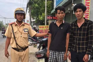 Trên đường giải quyết tai nạn, CSGT tóm gọn 2 kẻ trộm xe