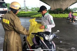 CSGT tặng áo cho dân vì cơn mưa lớn bất ngờ