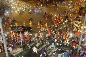 CSGT lọt thỏm giữa dòng người đi “bão”