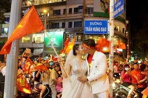  Cô dâu chú rể chụp ảnh cưới giữa “bão” Việt Nam vô địch