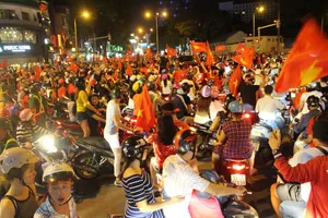 'Việt Nam có cúp vàng, nếu ngủ bụi cũng vui'