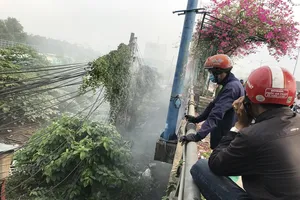 Hốt hoảng vì trụ điện bỗng dưng bốc cháy ở cầu Tham Lương