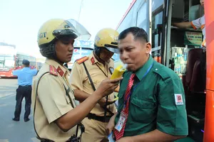 Kiểm tra nồng độ cồn, ma túy các tài xế ở bến xe miền Đông