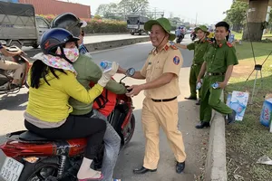 Chai nước nghĩa tình của CSGT trên đường về quê ăn Tết