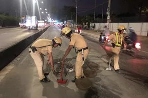 CSGT mang rổ rá, thùng xốp hốt đá sỏi cho dân khỏi trượt té