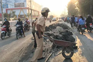 CSGT 'khổ' vì xe ben làm rơi bùn, đá rồi 'tẩu thoát'