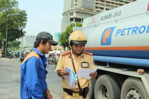 Nhiều xe bồn chạy vào trung tâm quận 1 trong giờ cấm