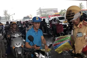 CSGT chỉ người dân cách đi xe an toàn trong mùa mưa