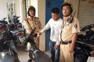 CSGT bắt thanh niên chơi game bắn cá vào nhà dân trộm xe