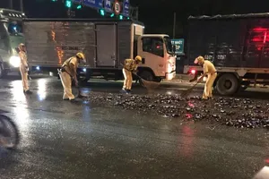 Mảnh vỡ chai bia la liệt trên quốc lộ 