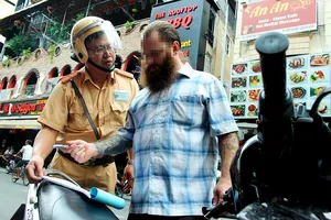 Du khách Mỹ bị CSGT ‘vịn’ ở phố Tây: Bỏ xe, không ký biên bản