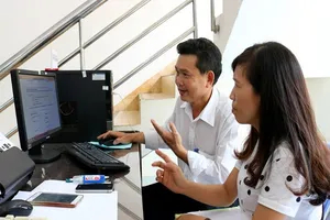 Cha mẹ ngồi nhà vẫn đóng được học phí cho con