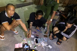 CSGT quận 12 bắt quả tang nghi can tàng trữ ma túy