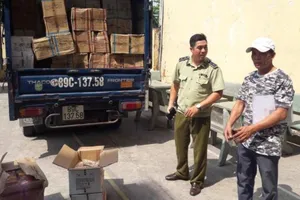 CSGT An Lạc bắt gần 1 tấn bánh Trung Quốc nghi nhập lậu