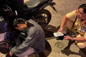 Thanh niên say xỉn, ôm gần 40 triệu ngủ quên trên đường