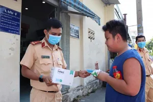 CSGT TP.HCM tặng khẩu trang cho người tới xử lý vi phạm