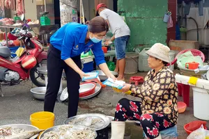 Đoàn phường An Lạc A vào chợ tuyên truyền về dịch COVID-19