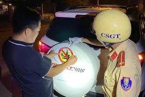 CSGT quận 12 tặng logo tuyên truyền cho tài xế 