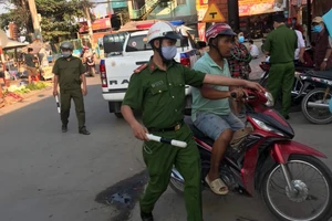 Bình Chánh xử phạt hàng loạt người không đeo khẩu trang