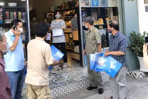 Vẫn còn hàng quán lén kê bàn ghế để bán dù có lệnh cấm