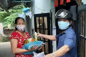 Hàng ngàn người bán vé số, khó khăn được hỗ trợ