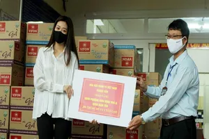 Hoa hậu Khánh Vân giản dị xuống phường tặng quà cho dân 