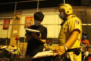 Chống đua xe, CSGT tóm thanh niên chạy 160 km/h trong làn ô tô