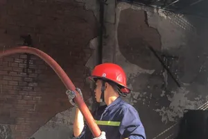 Quận Bình Tân hỗ trợ cho gia đình 7 người bị kẹt trong vụ cháy