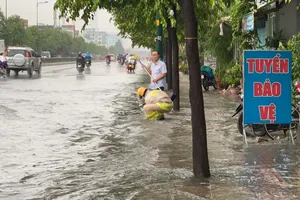 CSGT dầm mình móc rác, điều tiết giao thông dưới mưa ở Thủ Đức