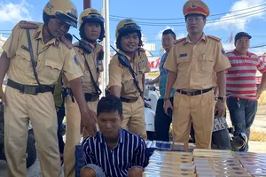 Bắt ô tô tông xe chờ đèn đỏ, phát hiện ma túy, thuốc lá lậu 