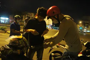 Thanh niên đua xe 'thách thức' công an quận Bình Tân