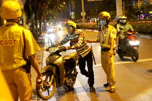 Vi phạm nồng độ cồn, trách CSGT 'xe bể bánh mà cũng bắt'