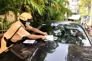 CSGT TP.HCM dán thông báo vi phạm ngay đầu xe