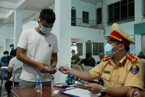 Kiểm tra ma túy tài xế ở bến Ngã Tư Ga, TP.HCM lúc nửa đêm