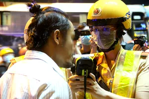 Gặp nữ CSGT, nhiều ông nhậu nhận mình say