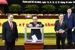 Đại biểu Đại hội Đảng bộ TP.HCM góp 281 triệu cho miền Trung 