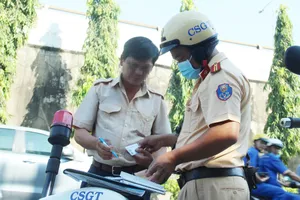 CSGT TP.HCM tổng kiểm soát xe khách: Tài xế nói gì?