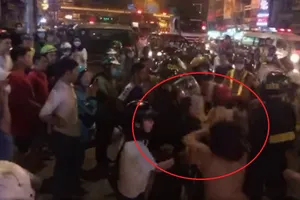 Cô gái đánh cảnh sát cơ động tại Hàng Xanh để đòi thả chồng